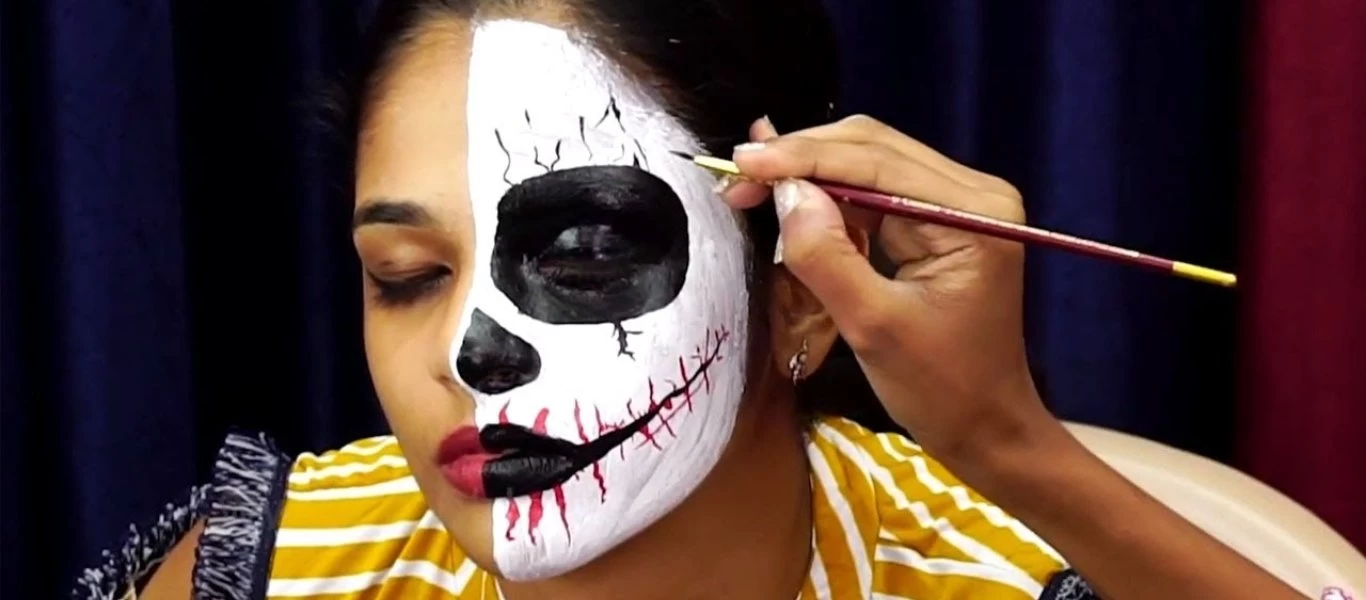 Με τέτοια μητέρα δεν βαριέσαι ποτέ - Μεταμορφώνει τις κόρες τις με facepainting (φώτο)